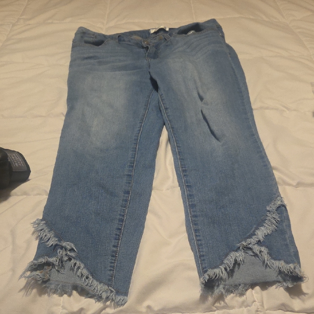 Women’s Light Blue Frayed Hem Crop Jeans